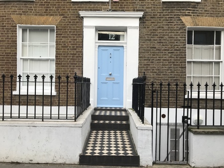 London, England - December 2017: Main facade of typical homes in the Notting Hill neighborhood, in the famous Portobello road. The entrance doors to the house, painted in different colorsのeditorial素材