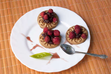 Sweet vanilla cookies with berries of fresh wild strawberryの写真素材