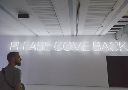 inscription in art gallery "Please come back"の写真素材