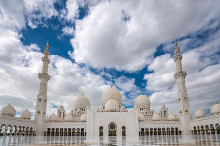 Abu Dhabi, United Arab Emirates,  JANUARY 04, 2018:  View of the Sheikh Zayed Grand Mosque in Abu Dhabi United Arab Emirates. It iis the largest mosque in United Arab Emiratesのeditorial素材