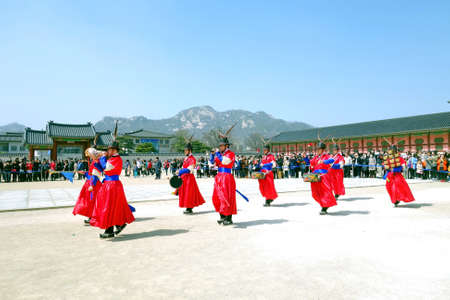 The ceremony changing of the guards at the Gyeongbokgung Palace complexのeditorial素材