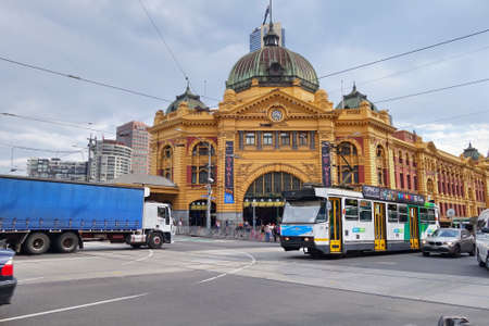 Busy morning at Flinders Street station in Melbourne, Australiaのeditorial素材