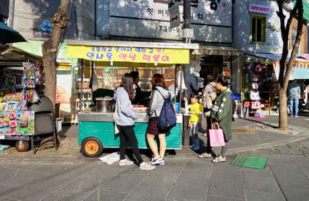SEOUL, SOUTH KOREA - 27 OCTOBER 2015 : People enjoying street food at Insadong, Seoul, South Korea.のeditorial素材