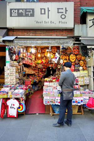 Seoul, South Korea - 28 OCTOBER , 2015: Tourist shopping at Insadong, one of the largest market for antiques and artworks in Seoul, South Korea.のeditorial素材