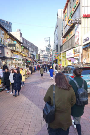 People around area of Hongdae (Hongik University), in Seoul, South Korea.のeditorial素材