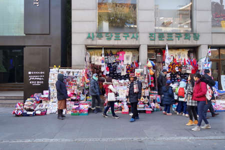 Seoul, South Korea Insadong street is one of the most famous tourist attraction, along the street full of modern galleries , souvenir and tea shops.のeditorial素材