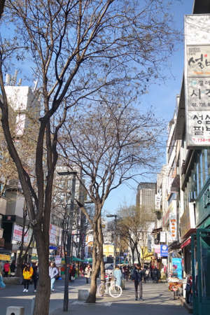 Seoul, South Korea Insadong street is one of the most famous tourist attraction, along the street full of modern galleries , souvenir and tea shops.のeditorial素材