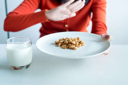 Woman hands holding bean on white dish,Allergy nut conceptの素材 [FY310147640041]