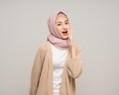 Portrait happy young asian muslim woman standing on isolated white background. Beautiful Attractive Muslim woman wearing abaya and hijab fashion costume shot in studioの写真素材