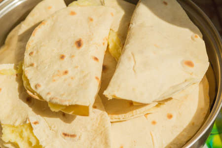 It is roasted on the fire cake dough, which are filled with mashed potatoes