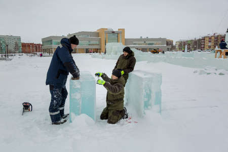 Workman assembler marks the ice block with the help of roulette
