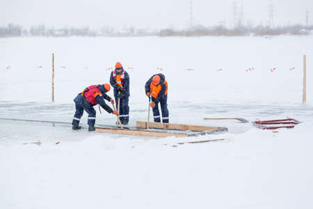 Working rafters prepare ice blocks in the lane for further shipment