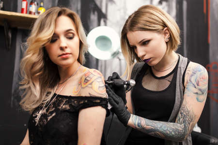 Tattoo artist in a studioの写真素材