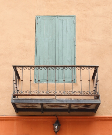 the vintage window on wall backgroundの写真素材