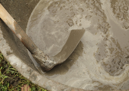 spade and wet cement for construction processの写真素材