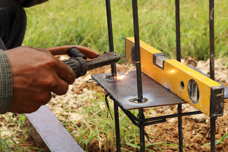 electric welding connecting metal rod and metal plate with level meter