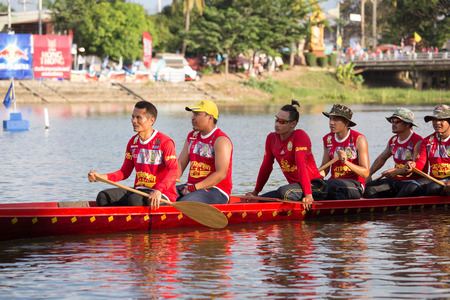 PHIMAI, THAILAND - NOV 14: Unidentified rowers in native Thai long boats compete during King's Cup Native Long Boat Race Championship on November 14, 2015 in Phimai, Nakhon Ratchasima,Thailandのeditorial素材