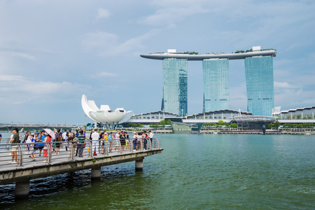 SINGAPORE - AUG 19, 2017 : Tourists in front of the Marina Bay Sands hotel in Singaporeのeditorial素材