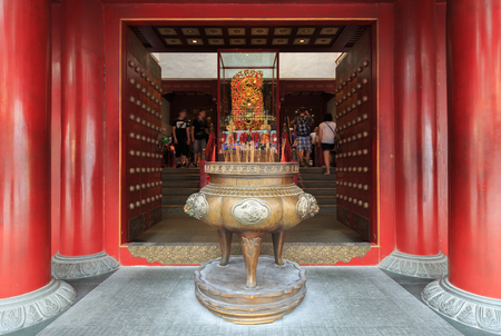 SINGAPORE - AUG 22, 2017: Incense Burner of The Buddha Tooth Relic Temple in Chinatown, Singaporeのeditorial素材