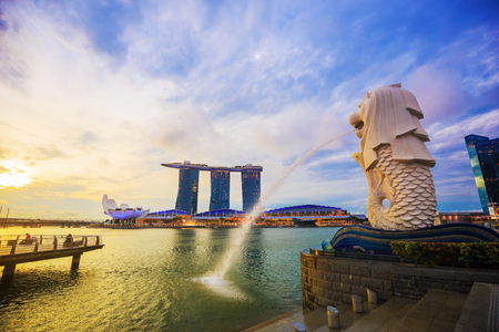 SINGAPORE - AUG 22, 2017: Merlion statue fountain in Merlion Park with sunrise, the famous place in Singaporeのeditorial素材