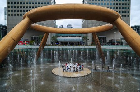 SINGAPORE - AUG 22, 2017: unidentified tourist visited the Fountain of Wealth, it is the famous place in Suntec City, Singaporeのeditorial素材