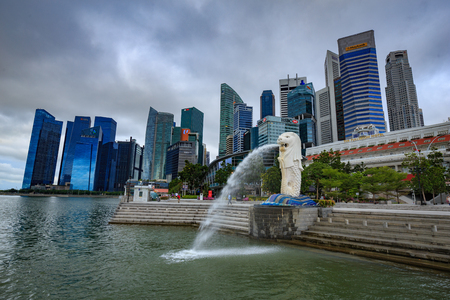 SINGAPORE - AUG 22, 2017: Merlion statue fountain in Merlion Park with sunrise, the famous place in Singaporeのeditorial素材