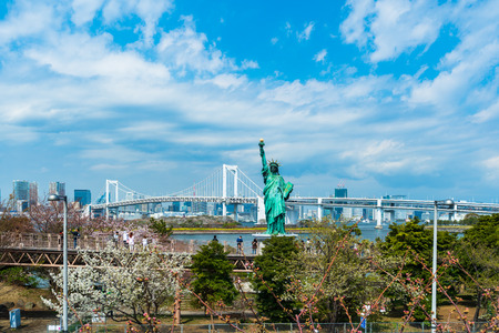 TOKYO, JAPAN - MARCH 28, 2019: Unidentified tourist visited the Statue of Liberty and Rainbow bridge at Odaiba in Tokyo, Japanのeditorial素材