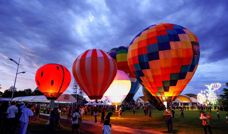 Nakhon Ratchasima, THAILAND - Sep 13, 2019: Air balloons glow with burner flame glowing in night at Nakhonr Ratchasima, Thailandのeditorial素材