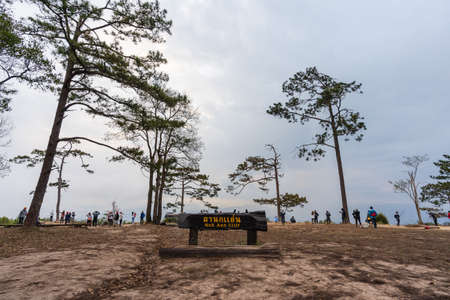 LOEI ,THAILAND - DEC 25, 2021 : Tourists looking with a nature view at Nok Aen Cliff on Phu Kradueng mountain national park. the famous travel destination.のeditorial素材
