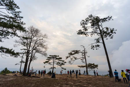 LOEI ,THAILAND - DEC 25, 2021 : Tourists looking with a nature view at Nok Aen Cliff on Phu Kradueng mountain national park. the famous travel destination.のeditorial素材