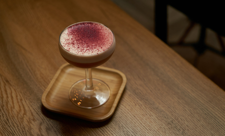 Glass with alcoholic cocktail drink on table, close-upの写真素材