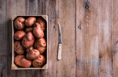 potato in on wooden box backgroundの写真素材