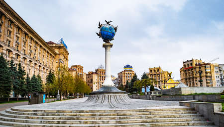 Kyiv, Ukraine - 14 april 2019: Cityscape skyline of Kyiv on Independence Square and blue globe statue of Peaceのeditorial素材
