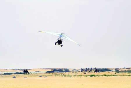 Motorized hang glider in Sahara, Tunisiaのeditorial素材