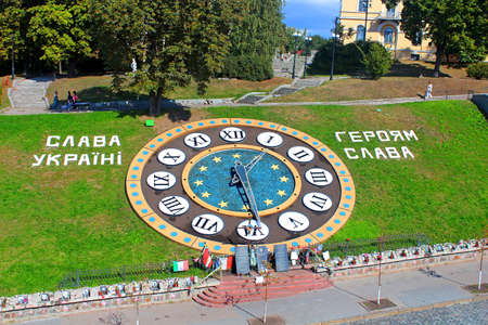 Flower Clock along the Heroyiv Nebesnoyi Sotni Alley (Hundred Heroes of Heaven), near the Maidan Nezalezhnosti (Independence Square) and Khreshchatyk Street. Translation from Ukrainian: Glory to Ukraine! Glory to the heroes!のeditorial素材