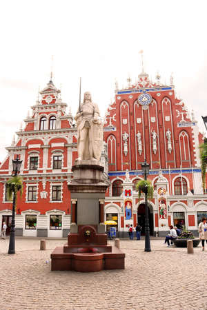 Statue of Roland, favorite nephew of Charlemagne and representative of freedom and justice in front of the guild house of the Blackheads, Riga, Latviaのeditorial素材