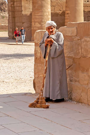 LUXOR, EGYPT - OCTOBER 16, 2011: Cleaner with broom in the Karnak Temple Complex, commonly known as Karnakのeditorial素材