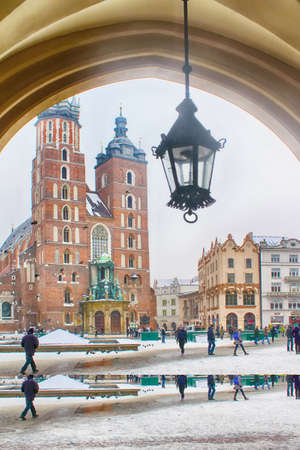 KRAKOW, POLAND - DECEMBER 29, 2010: View on St. Mary's Basilica at the market squareのeditorial素材