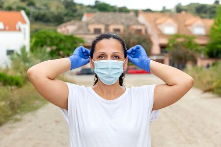 Brunette woman wearing a mask to protect the health