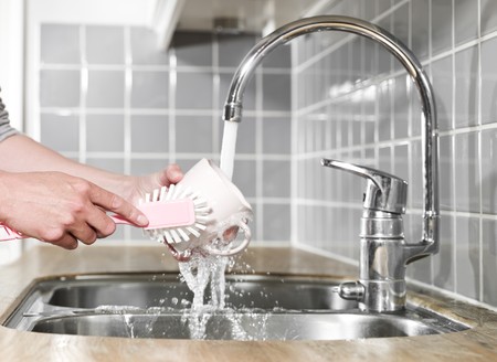 Human washing a coffee cupの写真素材