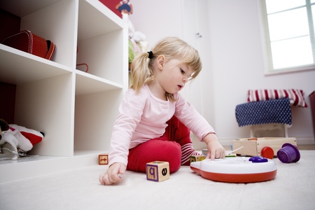 Baby girl playing in her roomの写真素材