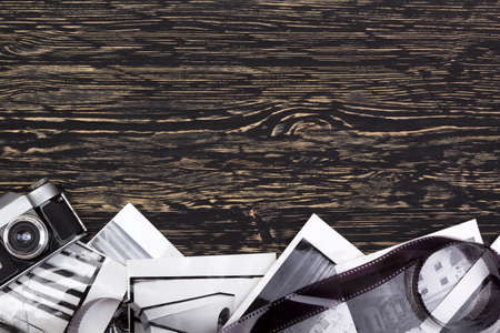 retro camera and some old photos on wooden tableの写真素材