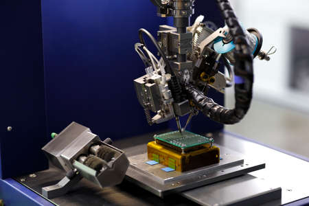 Automatic soldering machine for printed circuit boards. Selective focus.