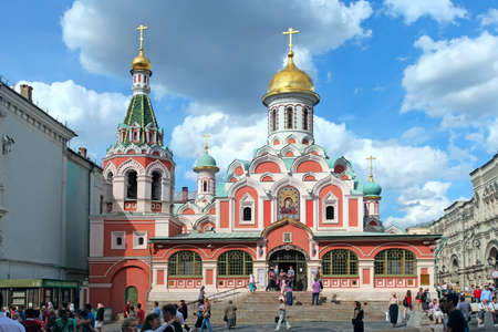 MOSCOW, RUSSIA - JULY 5, 2014   Tourists visiting church of the Kazan icon of the mother of God on july 5,  2014  in Moscow, Russia  のeditorial素材