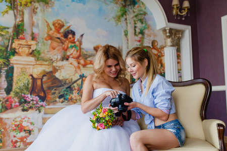 Wedding photographer discussing with the bride recently taken photosの写真素材