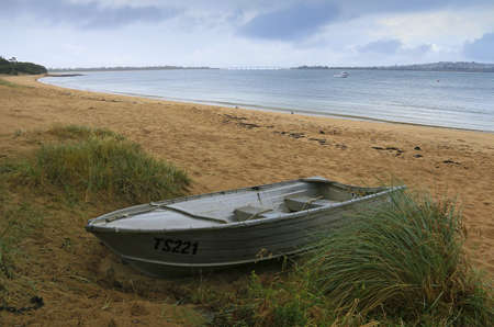 a boat sitting on top of a sandy beachの写真素材