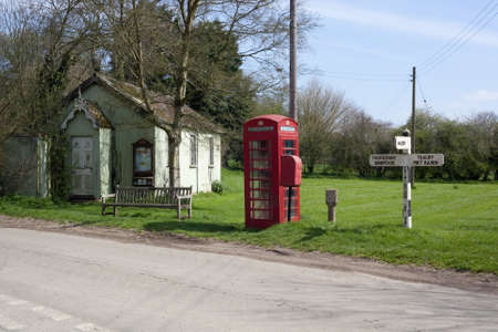 The village green at Stainton Le Vale,this small village is located in the Lincolnshire Wolds,an area of outstanding natural beauty.The old building on the left is the village meeting house,no longer in use,note also the old road sign on the right.  Thereのeditorial素材