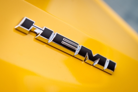 Decatur, Illinois, July 1 2012 - Dodge Hemi Emblem on yellow Dodge Challengerのeditorial素材