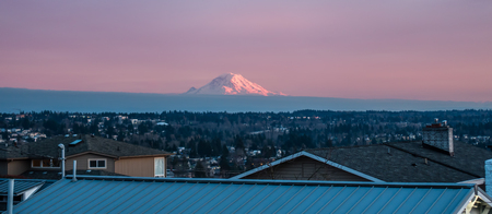 A view of Mount Rainier from a neighborhood in Des Moines, Washington.の写真素材
