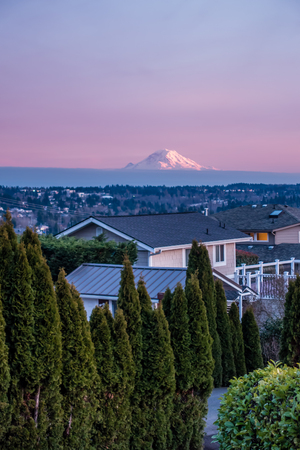 A view of Mount Rainier from a neighborhood in Des Moines, Washington.の写真素材